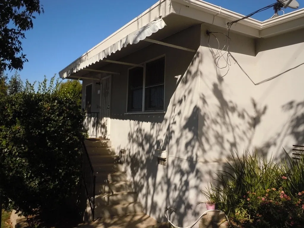 Great location 2 Bedroom 1 bath with Garage — Photo 2