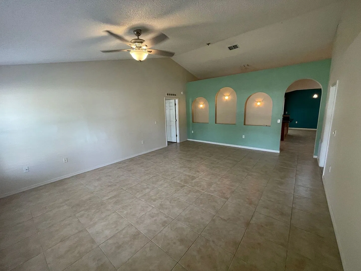 Spacious 4 Bedroom, 2 bath home, — Photo 3