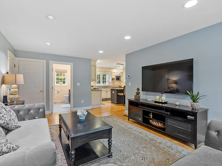 186 Salem St — Photo 6