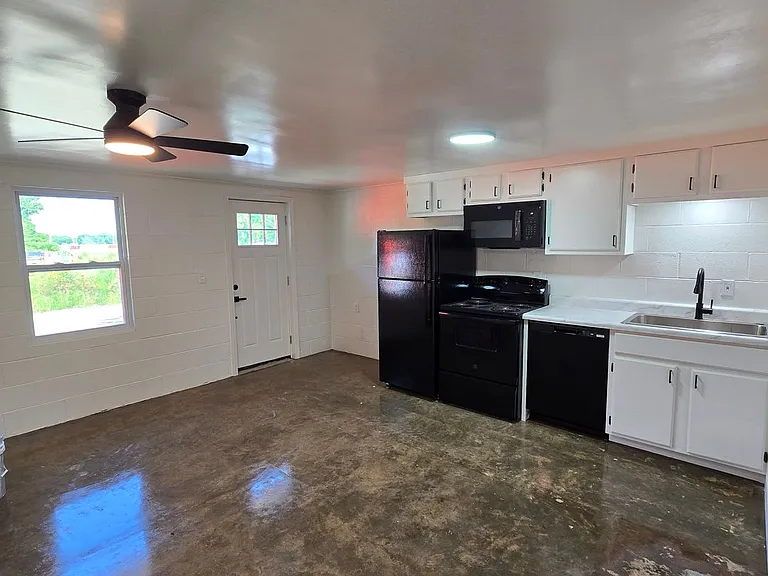3204 Johnson St — Photo 6