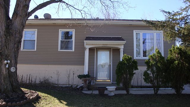 2nd image of 821 E Schaumburg Rd