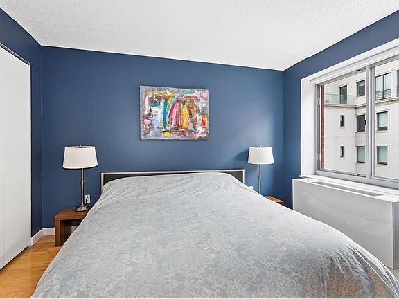 2nd image of 555 W 23rd St APT S9n
