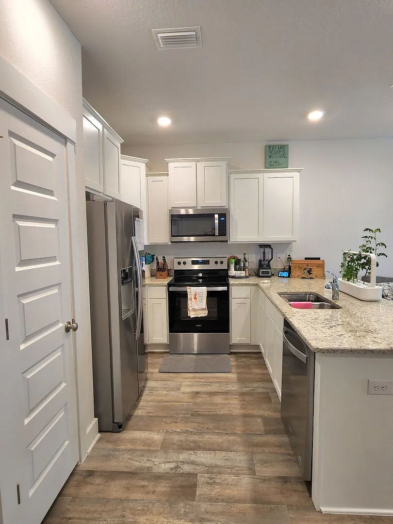 Convenient Location! Beautiful 3/2.5 Townhome w/ Pool Community! — Photo 2