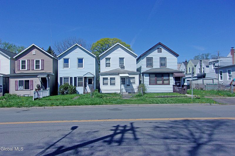 2nd image of 1337 2nd Avenue