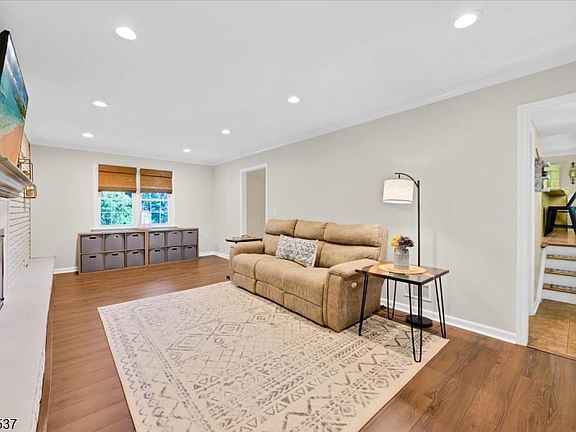 5th image of 1087 Buxton Rd