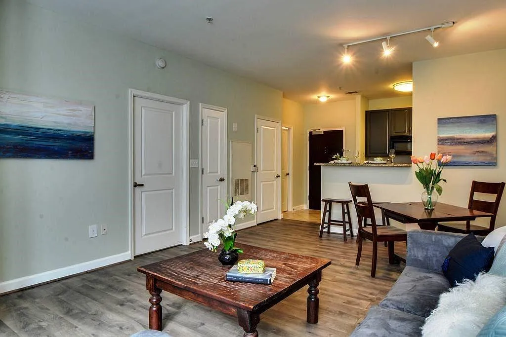 1 bed, 728 sqft, $2,600 — Photo 3