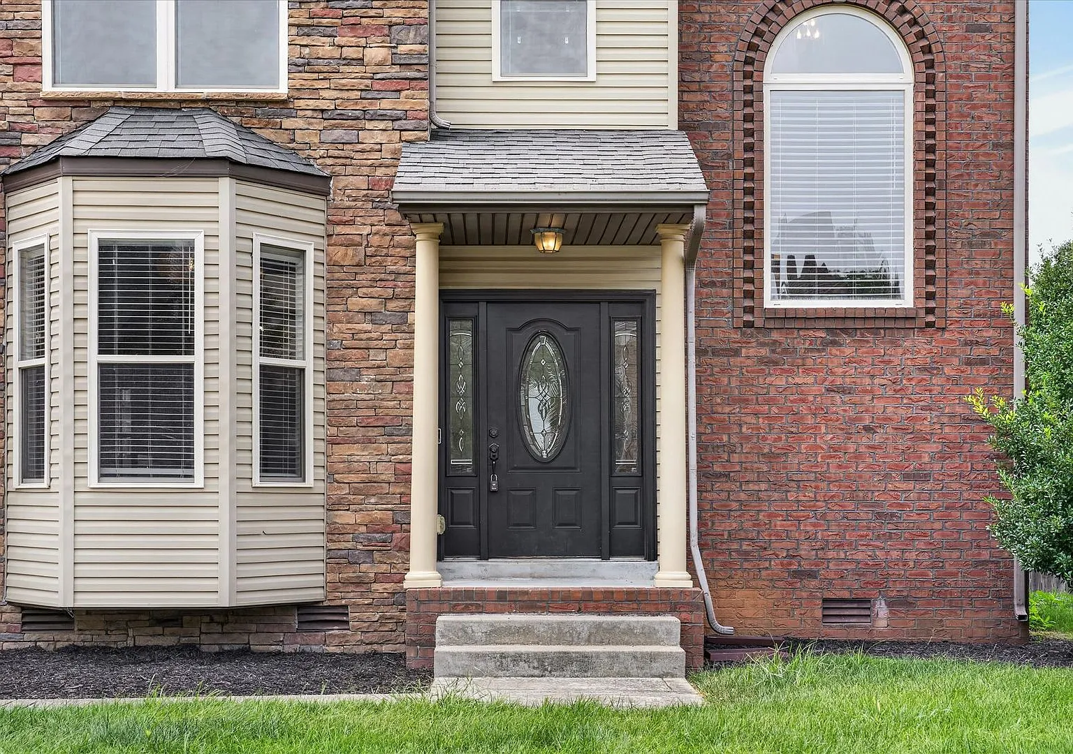 Pet Friendly Three Bedroom! — Photo 4