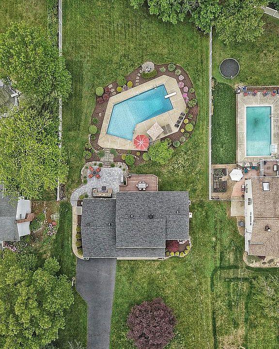 2nd image of 37 Hidden Stream Rd