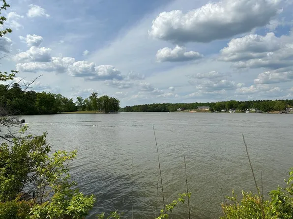 808 Eagles Harbor Dr, Hodges, SC 29653