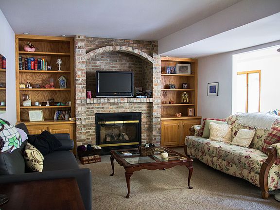 Custom Fireplace & Built-Ins
