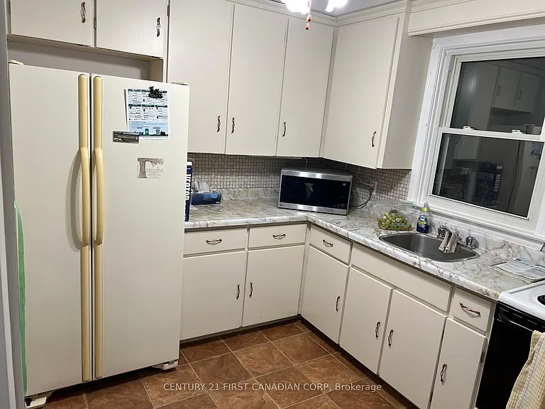 1449 Oxford St E #MAIN — Photo 5