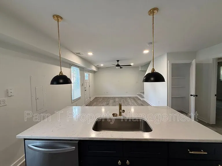 201 W 37th St #CARRIAGE HOUSE — Photo 3