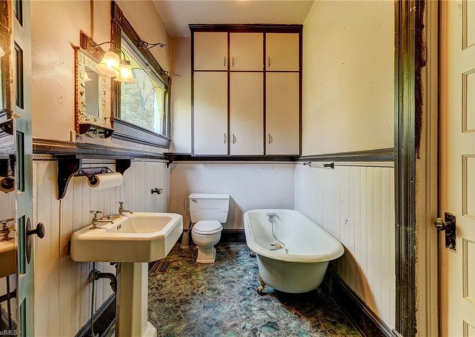 31st image of 712 S Main St