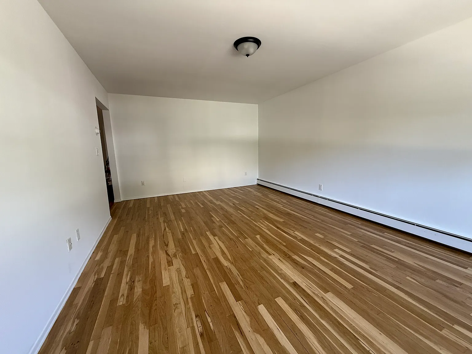 3 bed, 1.5 bath, 1373 sqft, $3,800 — Photo 3