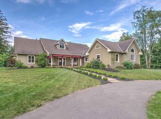 2002 Henry Rd, Sewickley, PA 15143
