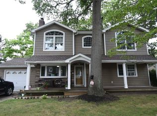 65 Dartmouth St, Islip, NY 11751