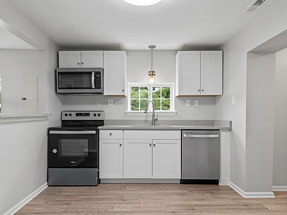 3rd image of 927 Blossom Ln