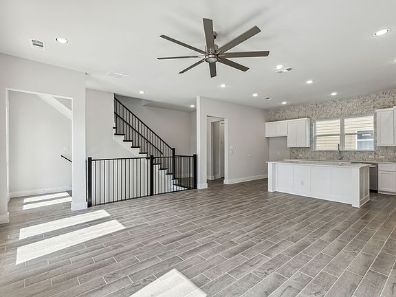 5th image of 2518 Carmelita St