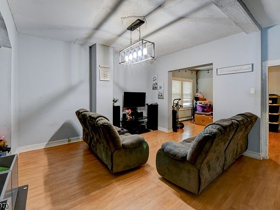 4th image of 136 Sylvan Ave