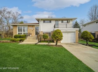 135 Julie Dr, Glenview, IL
