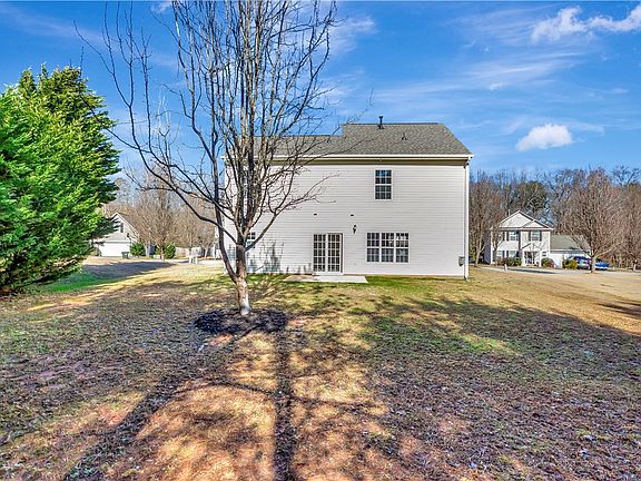 4th image of 309 Blue Heron Cir