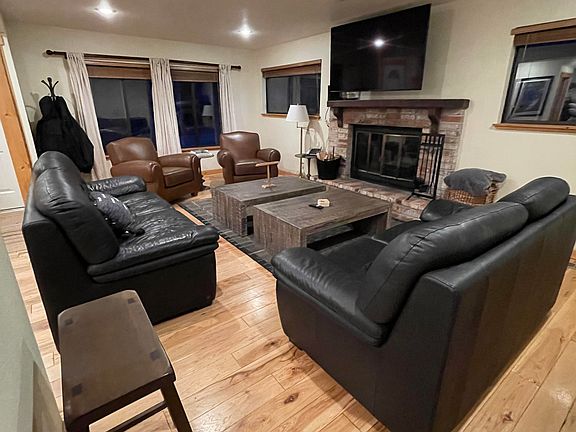 Living Room with fireplace