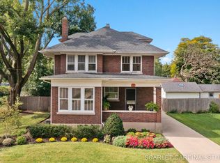 208 Woodard St, Elgin, IL 60123