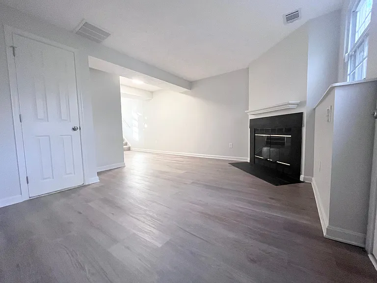 1524 Woodcrest Dr — Photo 8