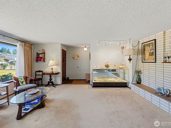 3rd image of 1874 Lenore Drive