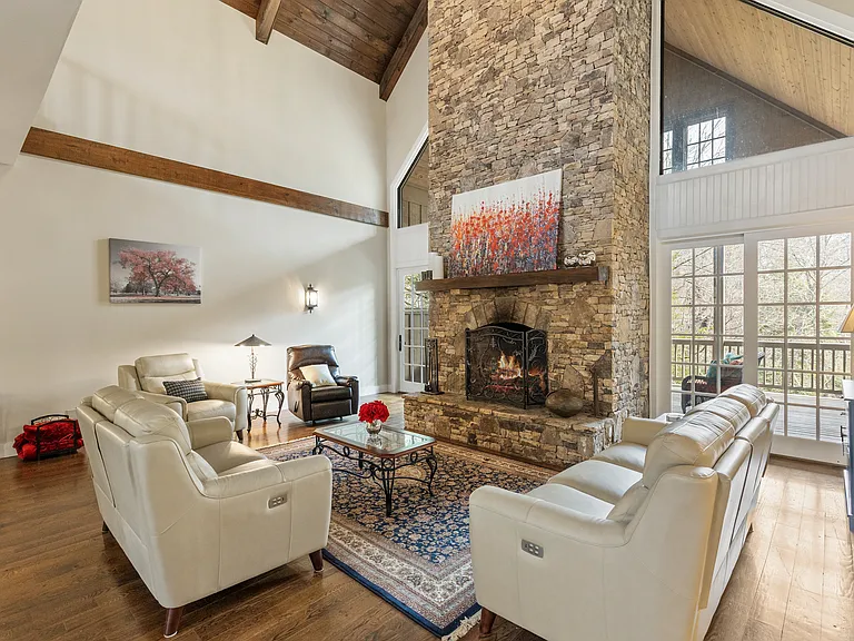115 Falls Ct W — Photo 2