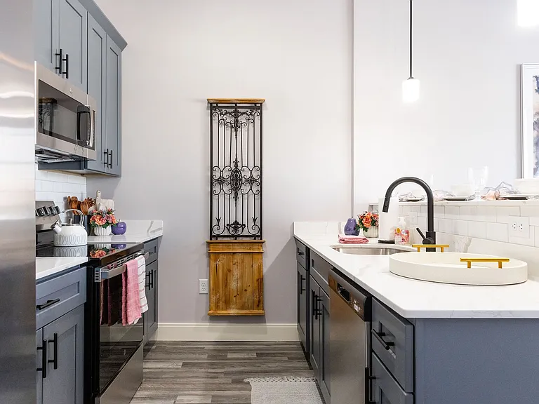 The Residence at 1555 Elm — Photo 25