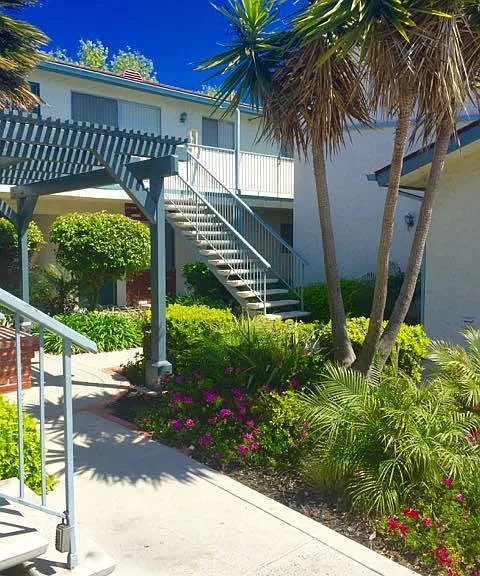 429 Palm Avenue — Photo 2