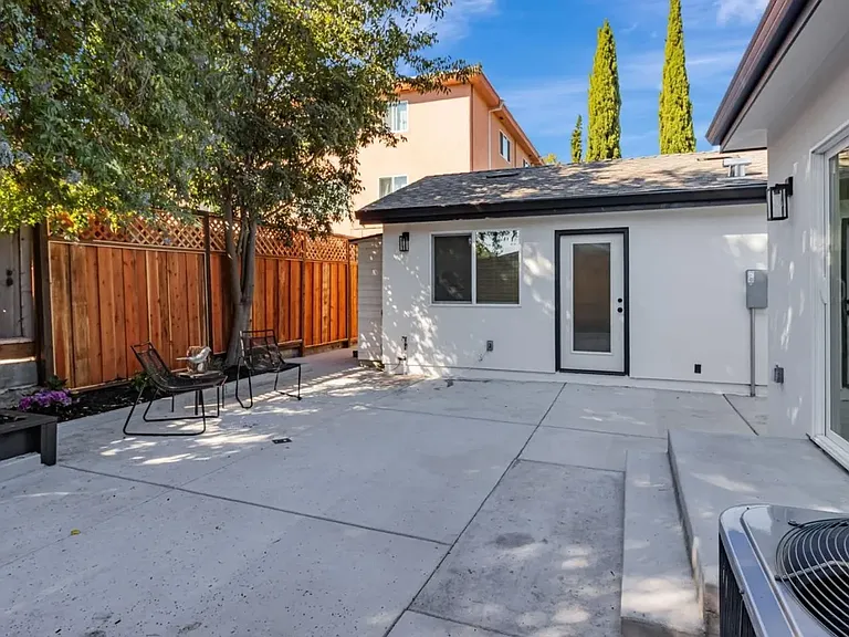 1372 Davis St — Photo 2