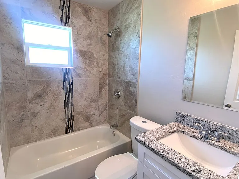 P (2315 Bayside St) — Photo 8