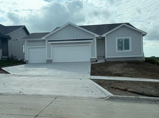 3201 Marigold Cir, Pella, IA 50219