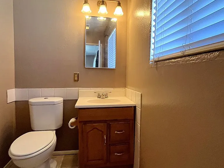 1602 James Ct — Photo 12