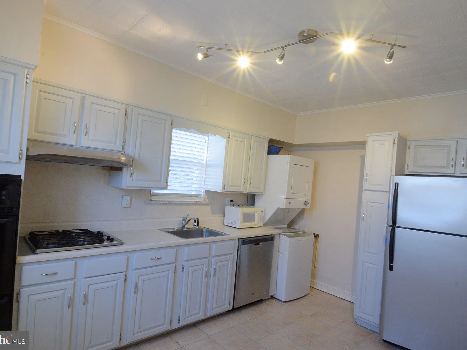 3 bed, 1.0 bath, 1231 sqft, $1,750 — Photo 4