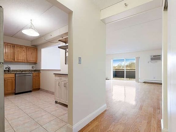 5th image of 32 Whites Ave #F7704