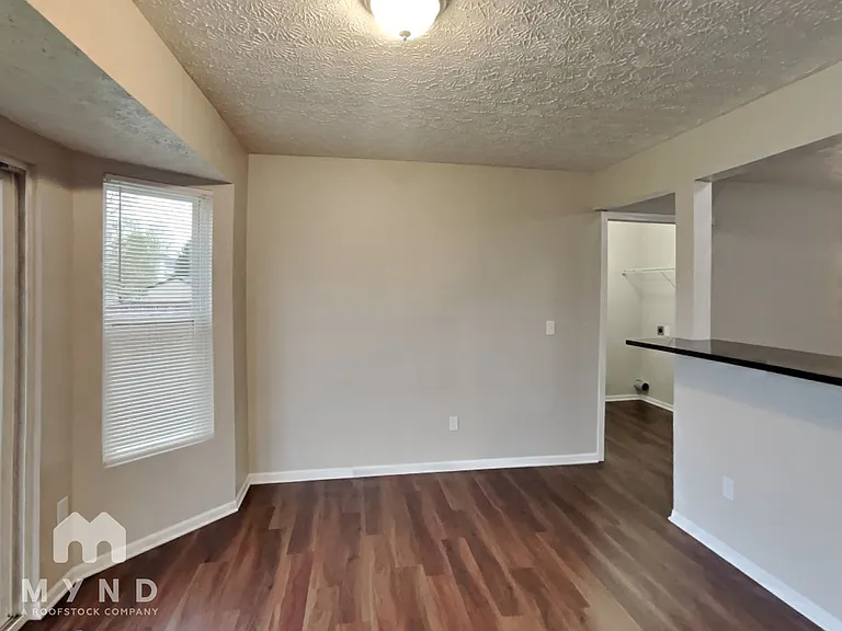 585 Allis Pl E — Photo 8