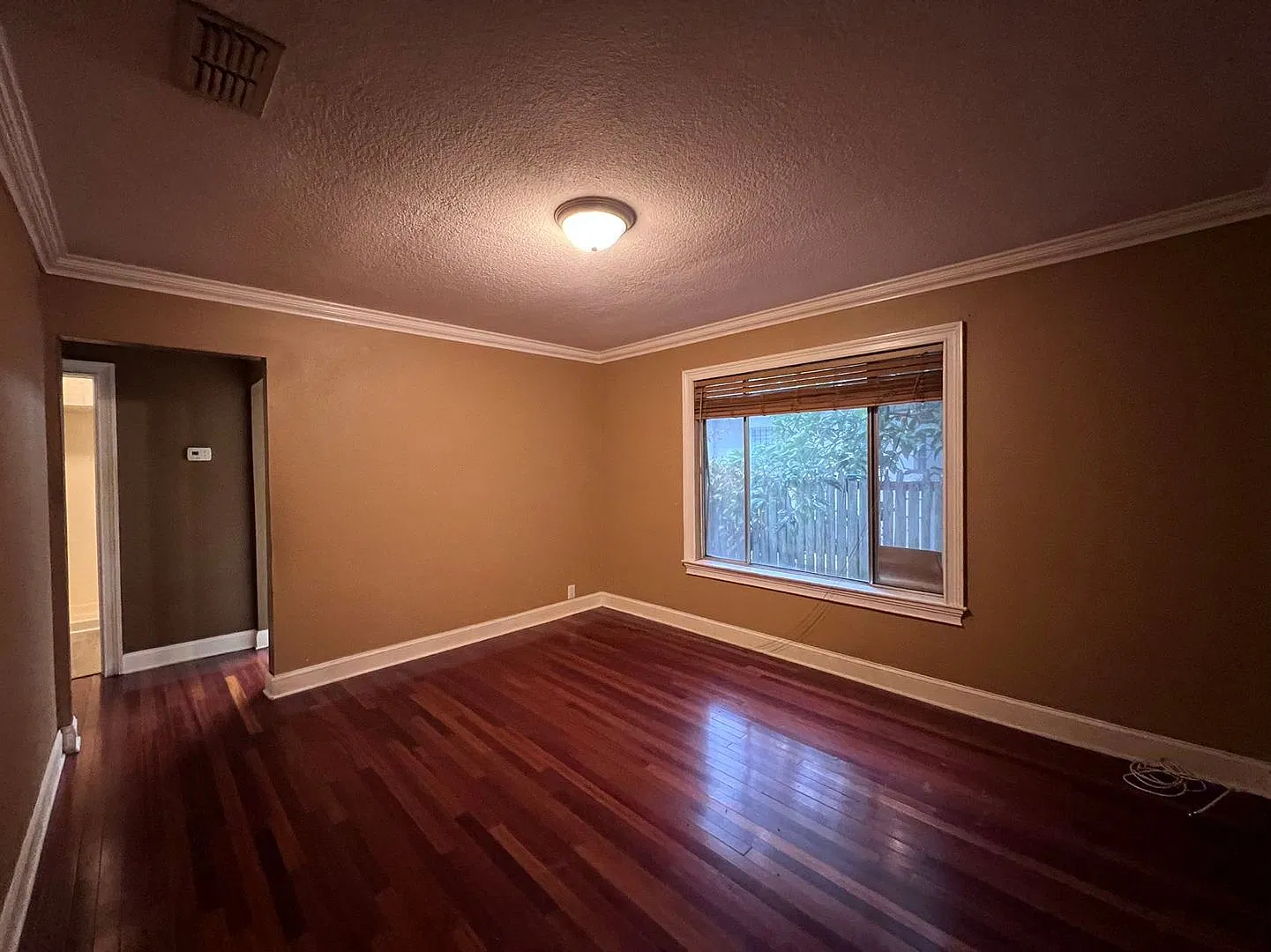 nice house with 2 sitting area and fenced patio — Photo 1