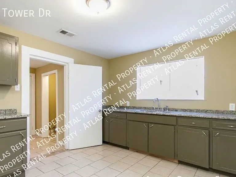 1052 Tower Dr — Photo 6