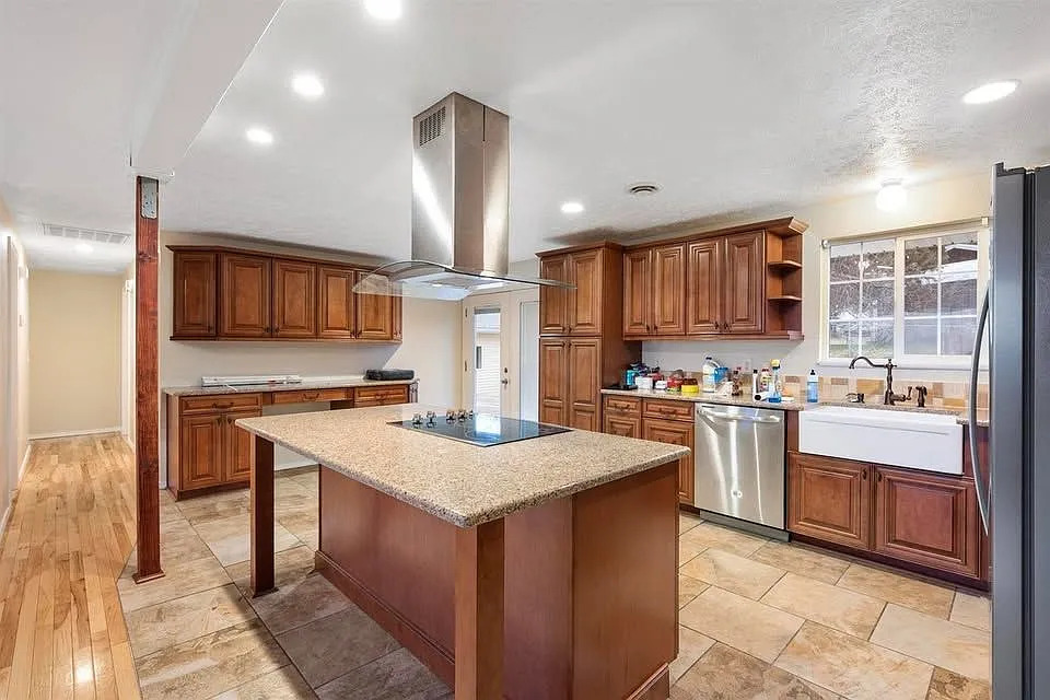 3 bed, 1.0 bath, 1040 sqft, $675