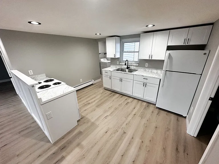 330 Lowell St #2R — Photo 2
