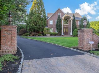 42 Old Neck Court, Manorville, NY 11949