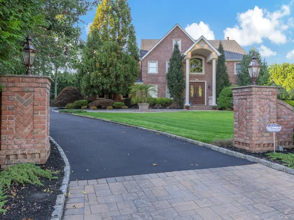 42 Old Neck Court, Manorville, NY 11949