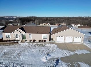 2389 Red Oak Rd, Decorah, IA 52101