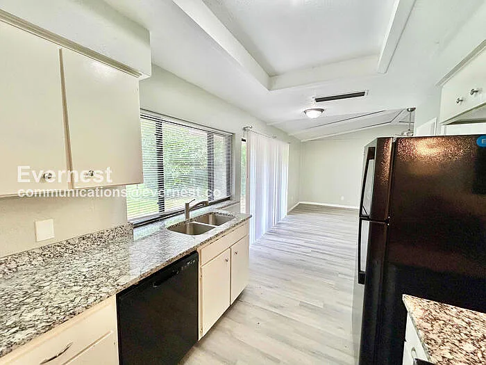 415 Southlake Dr — Photo 7