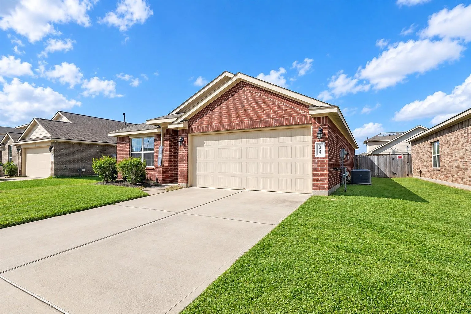 3 bed, 2.0 bath, 1465 sqft, $2,000 — Photo 3