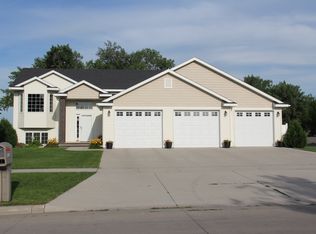 5730 W Prairiewood Dr, Grand Forks, ND 58201