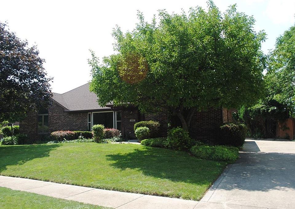 1st image of 820 Crystal Lake Dr